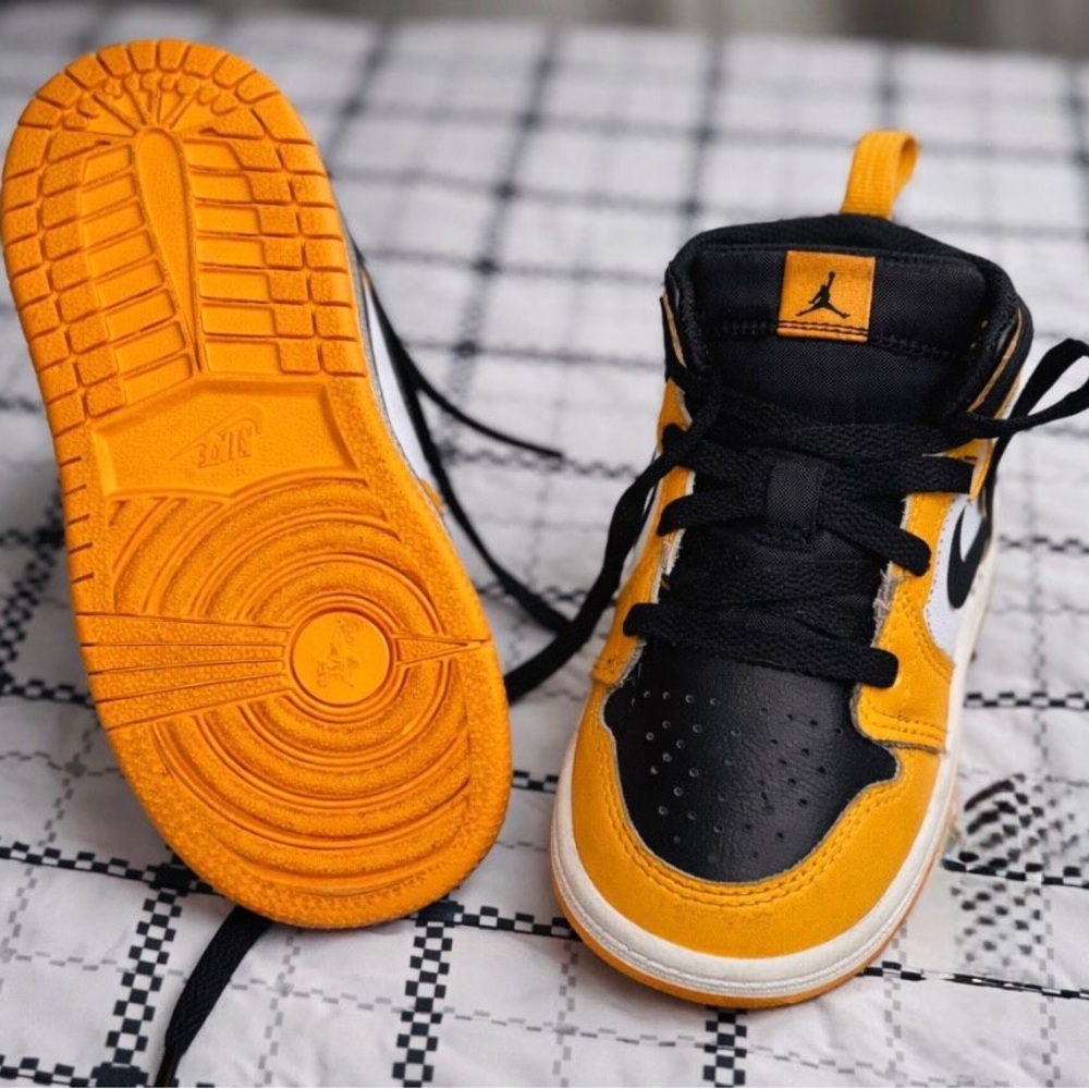 Toddlers air Jordan retro 1 MID SE Kids Black and Orange Sneakers